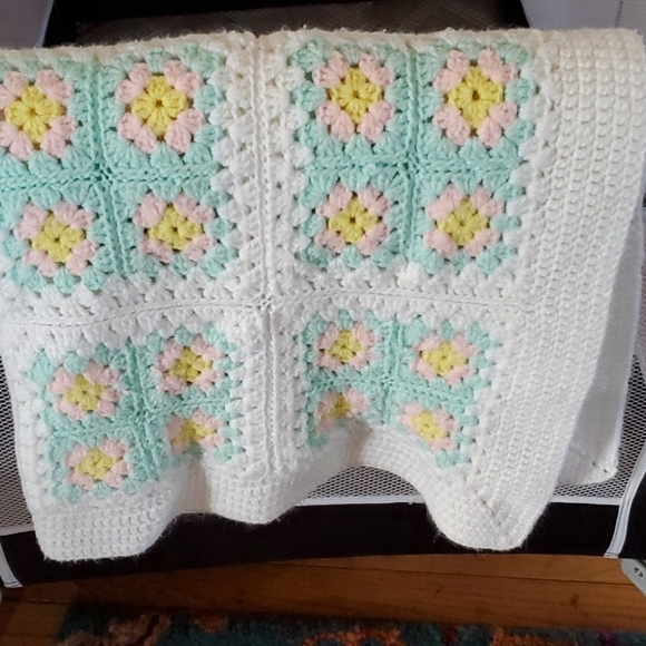Grannycore handmade crochet baby blanket perfect - Picture 1 of 3